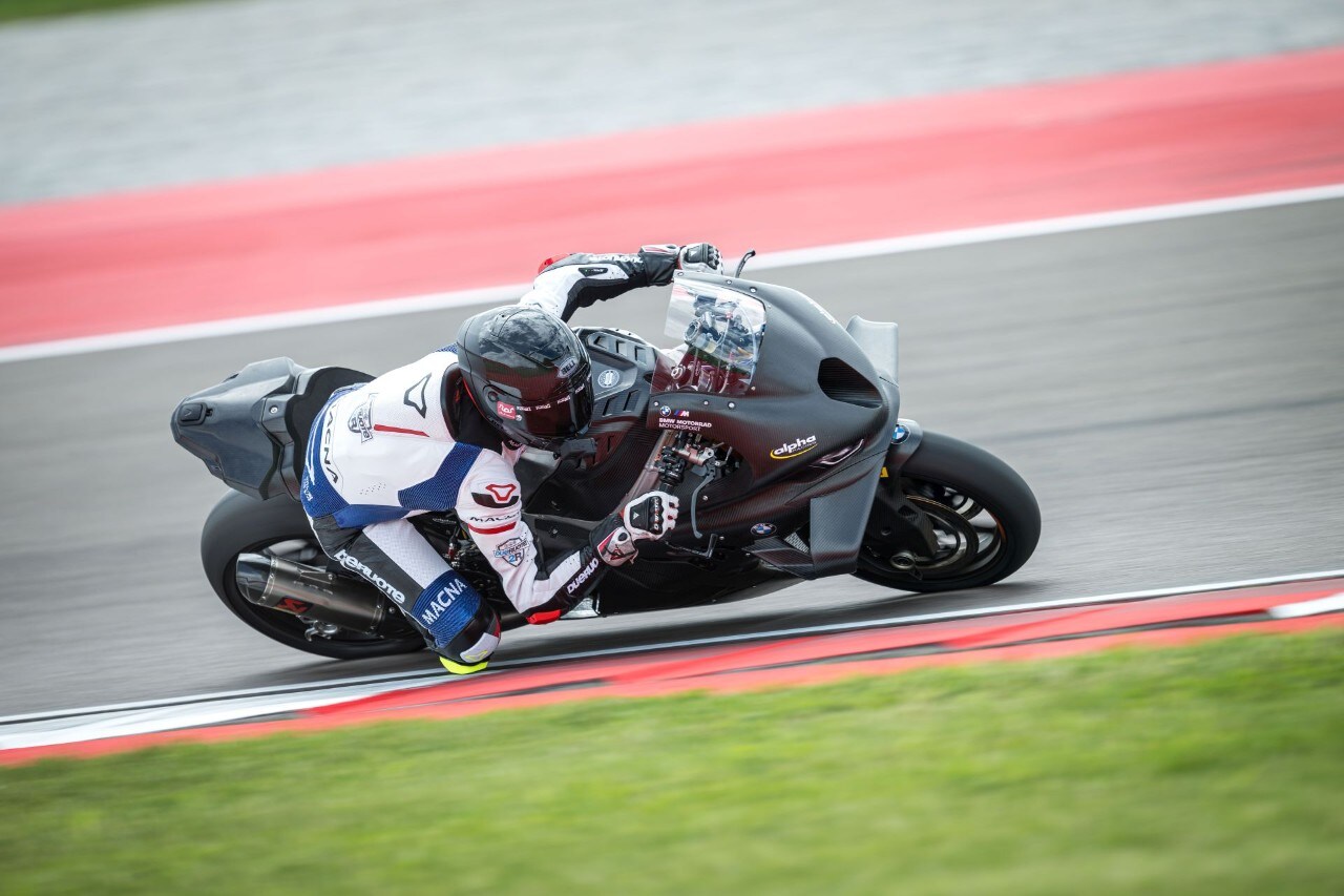 DueruoteTG #238 - Abbiamo guidato in pista la BMW che corre in SBK! 